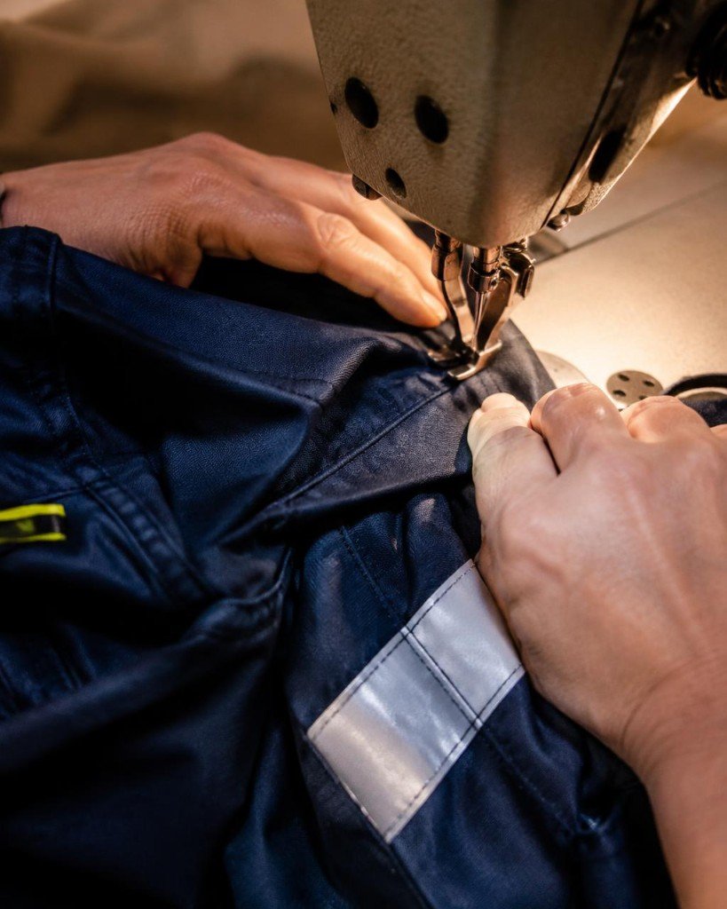 Costura de uniforme profissional — imagem ilustrativa